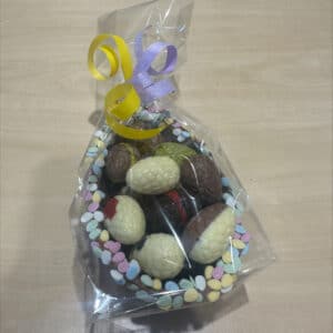 hol paasei ( middel ) met gesorteerde paaseitjes