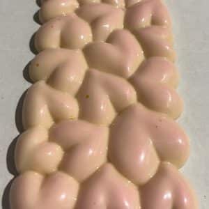 roze hartjes reep van witte chocolade